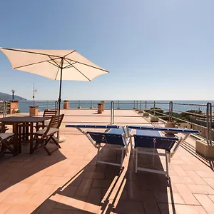 a-due-passi-dal-mare-a-fegina-011019-lt-0180.hotelitalianriviera.com/